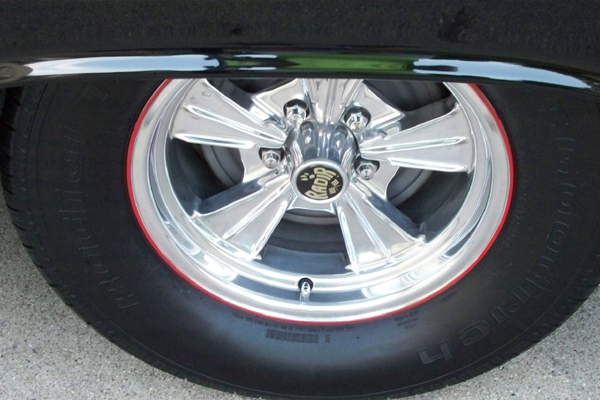 Radir wheel close-up with red pinstripe accent